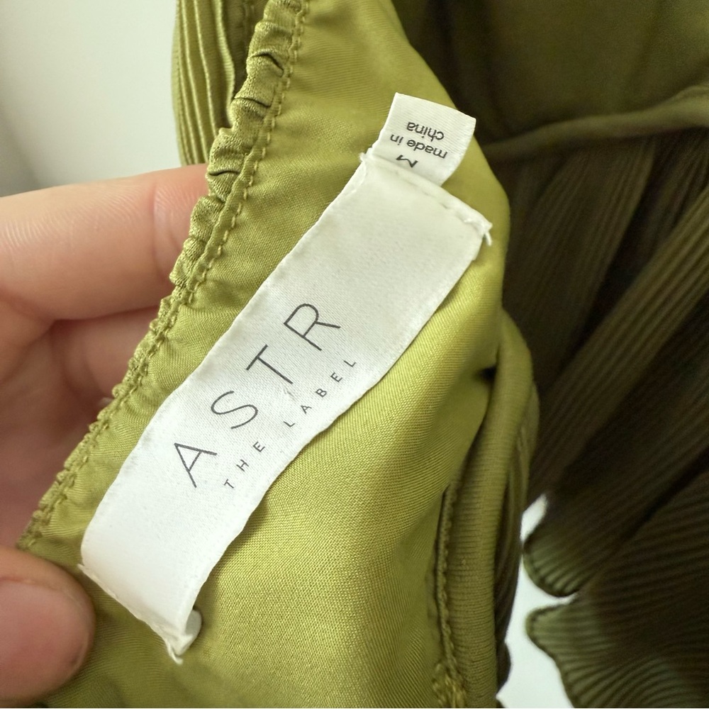 ASTR The Label Raine Pleated Halter Top Avocado Size Medium - Picture 5 of 10